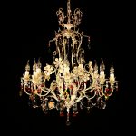 533-8-4-L_S12 sospensione a candelabro shabby in stile classico, con pendenti in cristallo molato e vetro colorato, per negozi o uffici di rappresentanza.